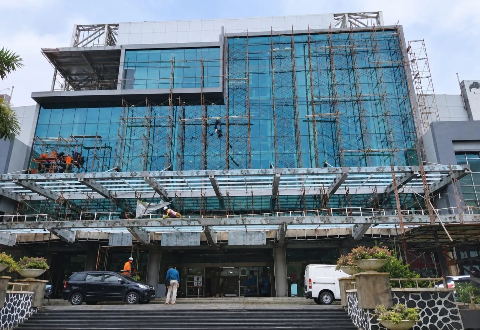 Tim Partindo memasang curtain wall pada fasad gedung