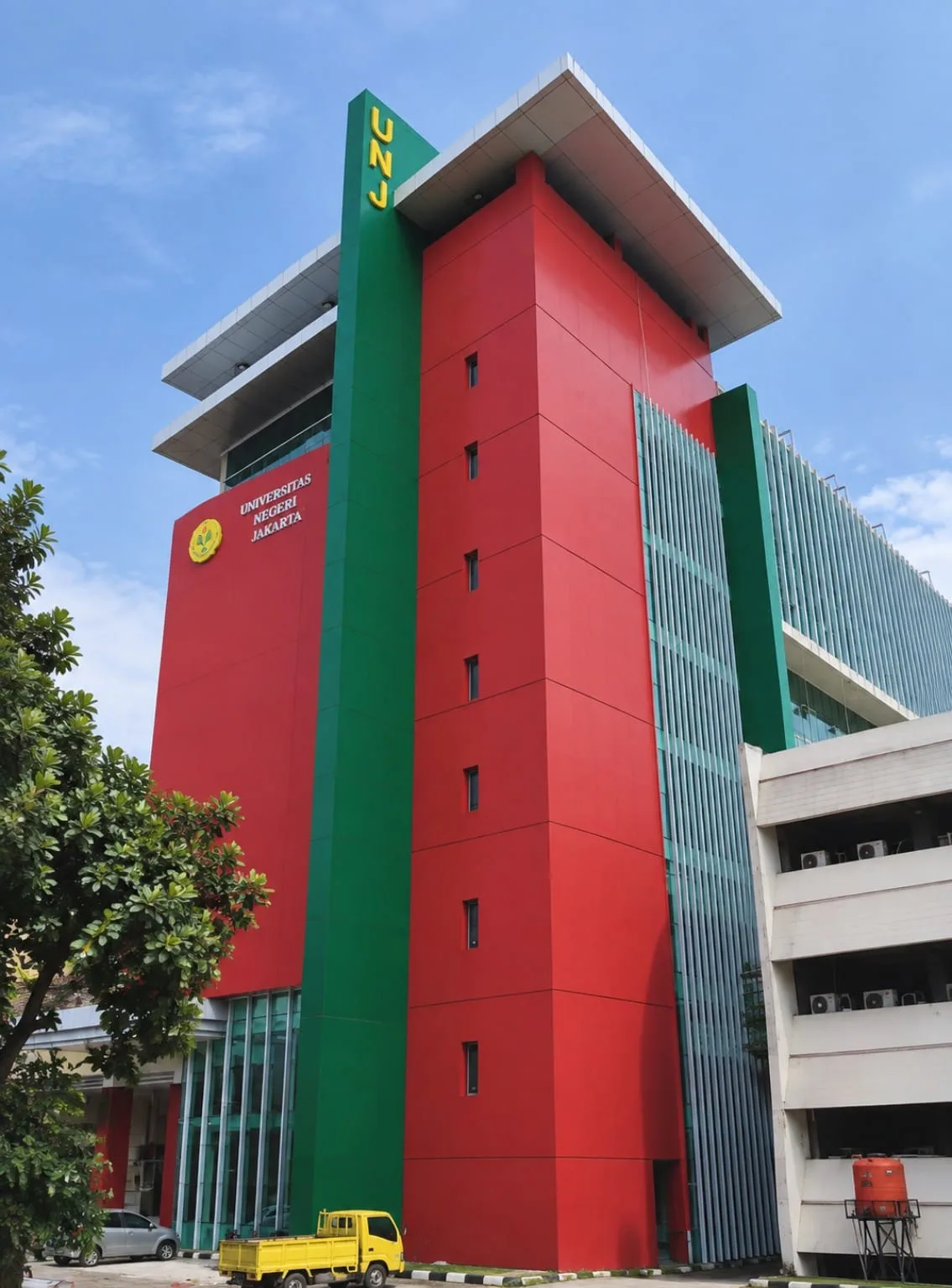 Menara merah Universitas Negeri Jakarta berlapis ACP