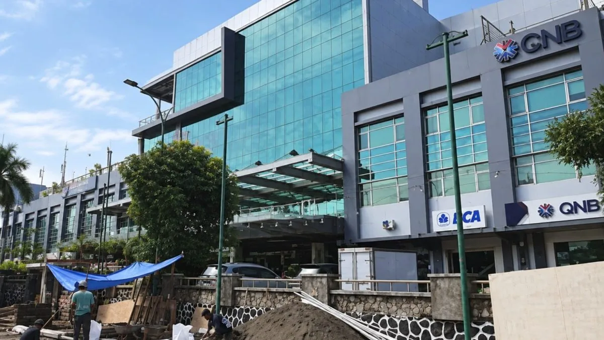 Curtain wall kaca biru gedung perkantoran setelah terpasang
