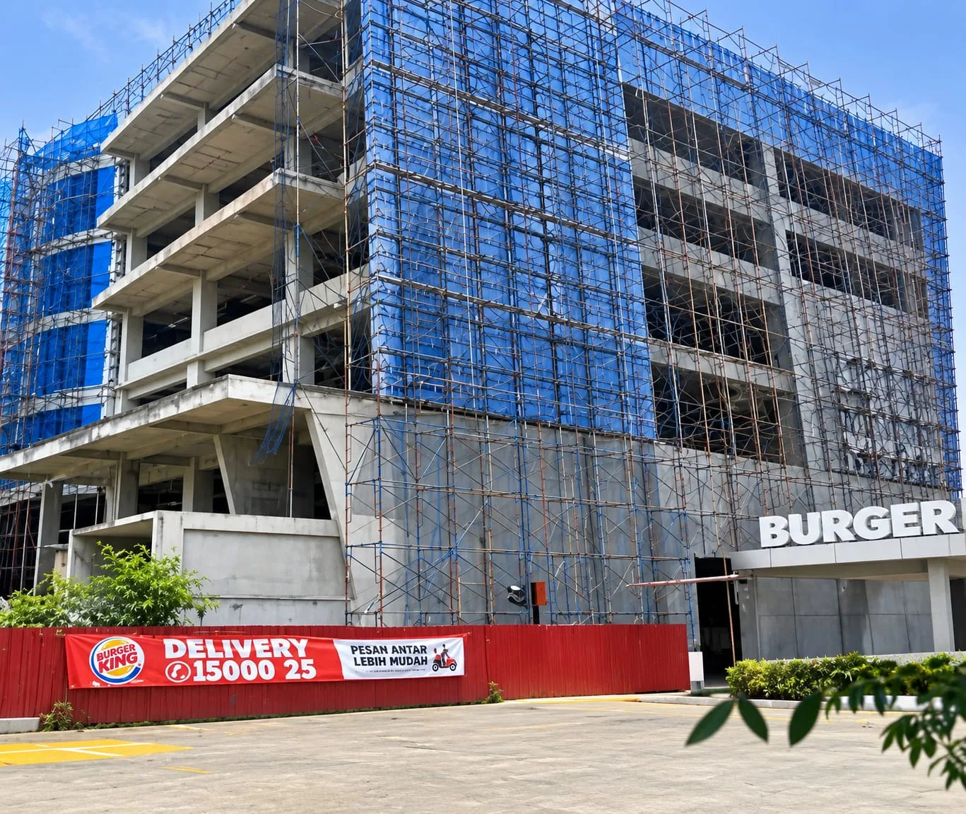 Pemasangan ACP pada gedung komersial bertingkat