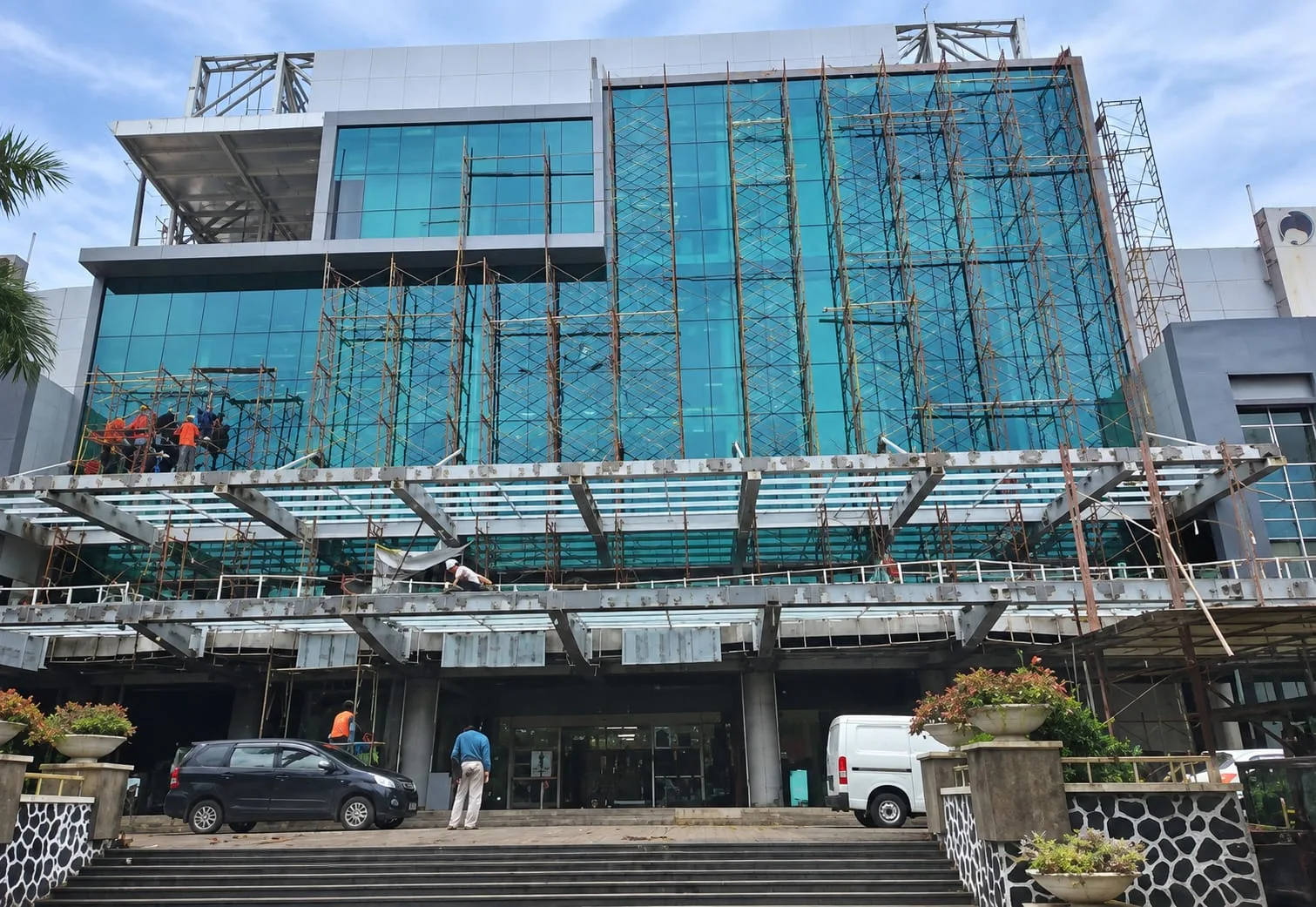 Pemasangan curtain wall kaca dan aluminium pada gedung perkantoran