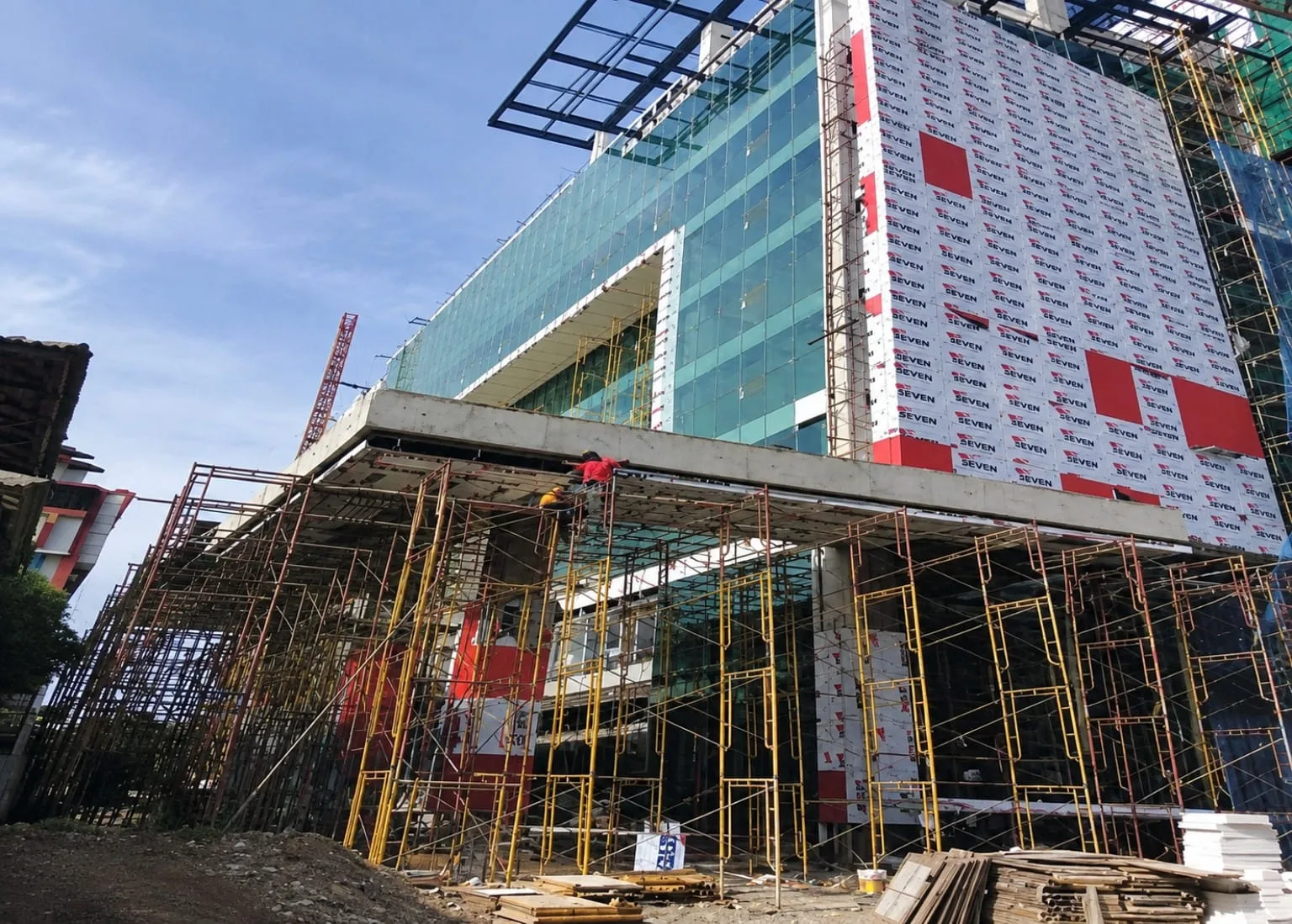 Rangka curtain wall dan panel ACP pada gedung bertingkat